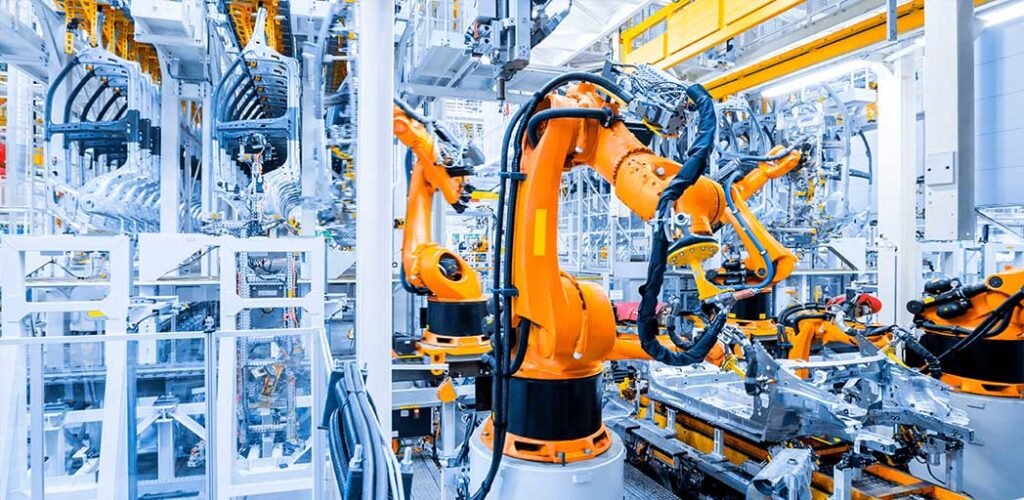 Brazos de robots en una fabrica automotriz
